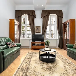 Apartment Emerald With Free Parking, Budapest